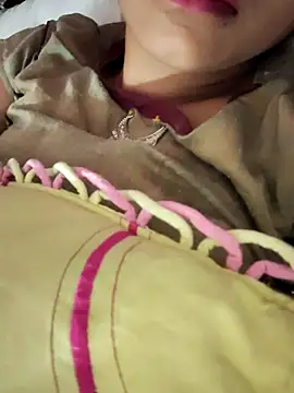 Snapshot of Queen-Bee143 chatting on 02-14-26, 05:04 Queen-Bee143 online show from 02-14-26, 05:04