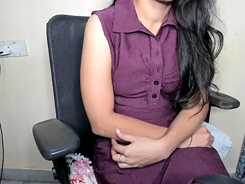 Snapshot of Queen-Bee143 chatting on 04-23-26, 11:40 Queen-Bee143 online show from 04-23-26, 11:40