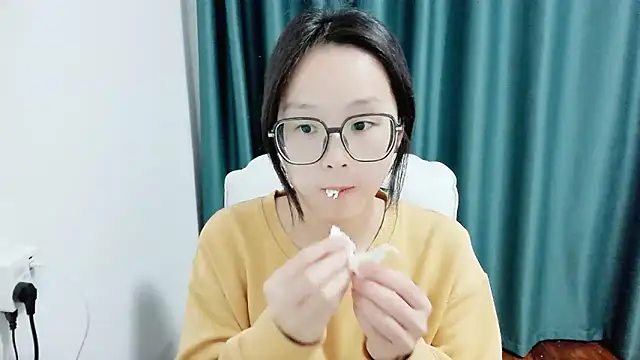 Snapshot of guai00 chatting on 10-30-25, 06:15 guai00 online show from 10-30-25, 06:15