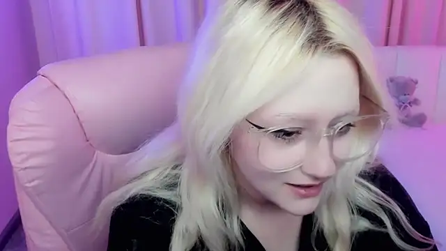 JuliaSharkk online show from 10-15-25, 07:36