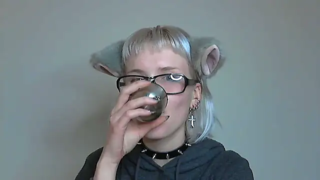 Snapshot of Paradoxy_ chatting on 10-24-25, 08:38 Paradoxy online show from 10-24-25, 08:38