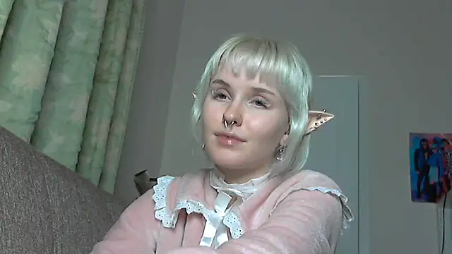 Snapshot of Paradoxy_ chatting on 12-14-25, 07:51 Paradoxy online show from 12-14-25, 07:51