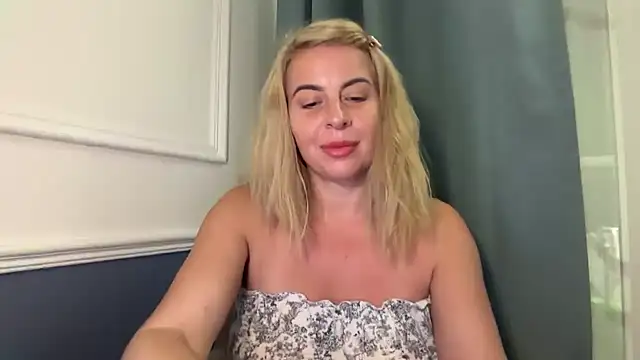 Snapshot of Miravynn chatting on 12-21-25, 11:50 Miravynn online show from 12-21-25, 11:50