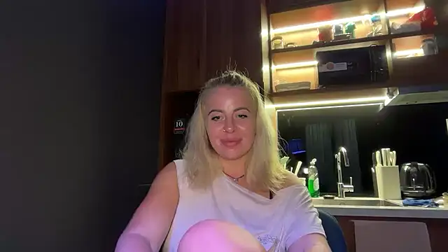 Snapshot of Miravynn chatting on 02-19-26, 06:15 Miravynn online show from 02-19-26, 06:15