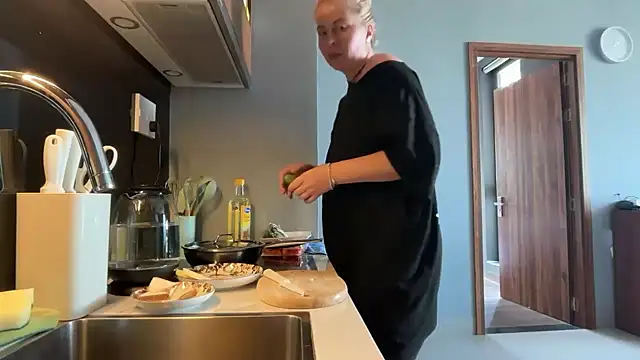 Snapshot of Miravynn chatting on 02-21-26, 05:08 Miravynn online show from 02-21-26, 05:08