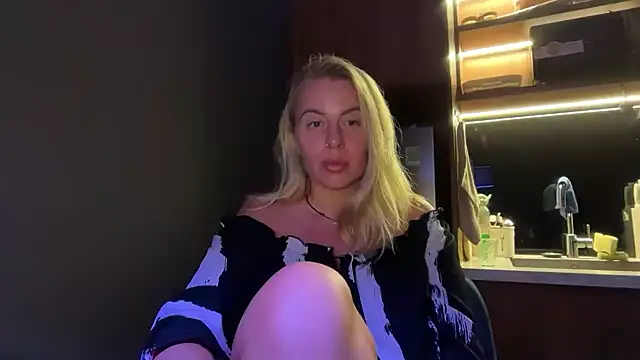 Snapshot of Miravynn chatting on 02-25-26, 05:00 Miravynn online show from 02-25-26, 05:00