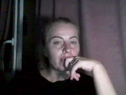 Snapshot of Miravynn chatting on 03-27-26, 05:23 Miravynn online show from 03-27-26, 05:23