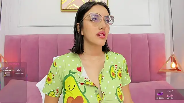 Snapshot of venusgreys1_ chatting on 10-17-25, 11:57 venusgreys1 online show from 10-17-25, 11:57