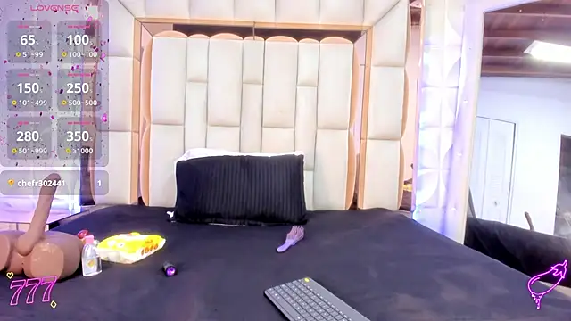 Sarah Adamss online show from 04-25-26, 12:30