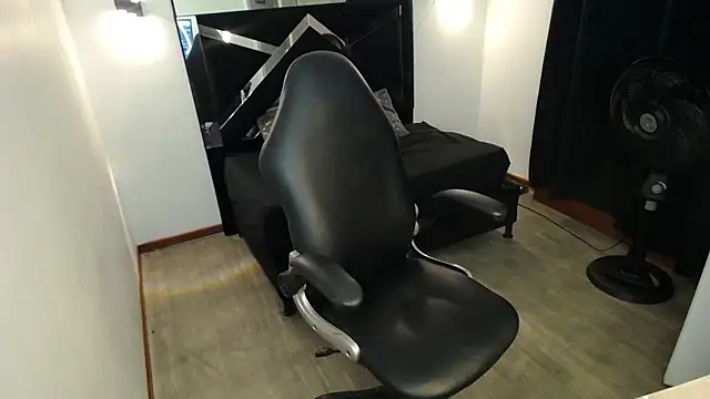 MarianaRojas  online show from 06-12-26, 04:11