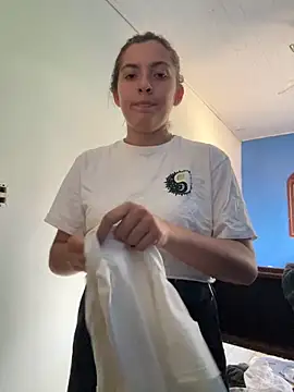 Snapshot of larj021bb chatting on 04-16-26, 01:01 larj021bb online show from 04-16-26, 01:01