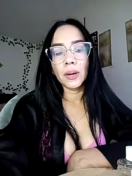 Snapshot of YaraDuartee chatting on 10-21-25, 08:53 YaraDuartee online show from 10-21-25, 08:53