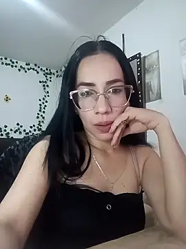 Snapshot of YaraDuartee chatting on 10-25-25, 12:29 YaraDuartee online show from 10-25-25, 12:29