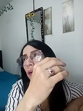 Snapshot of YaraDuartee chatting on 12-17-25, 01:11 YaraDuartee online show from 12-17-25, 01:11