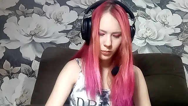 LiaCusson online show from 10-20-25, 05:35