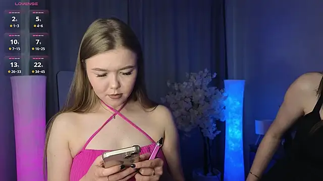 Snapshot of TwixieGuo chatting on 11-01-25, 10:17 TwixieGuo online show from 11-01-25, 10:17