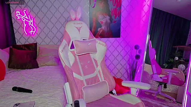 Snapshot of Curious_Lily chatting on 06-27-26, 01:10 Curious Lily online show from 06-27-26, 01:10