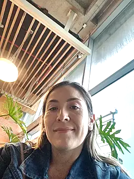 Snapshot of Mariana_gom chatting on 10-10-25, 09:25 Mariana gom online show from 10-10-25, 09:25