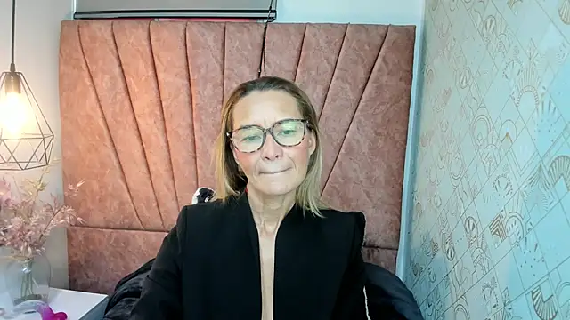 Issa Milf   online show from 11-17-25, 01:06