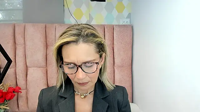 Issa Milf   online show from 06-19-26, 04:22