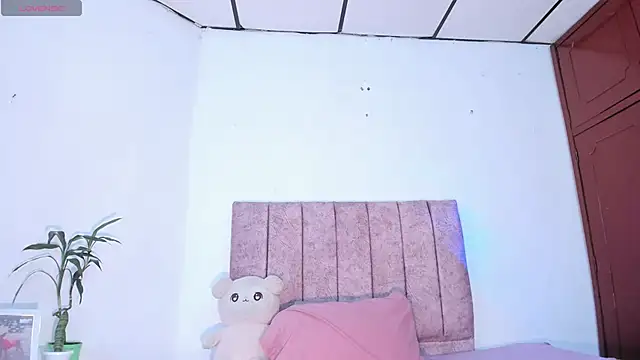 Mila 1wood online show from 04-25-26, 01:41