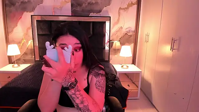 SusanVilla online show from 11-18-25, 07:40