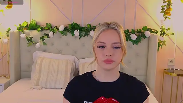 Snapshot of EllyLinn chatting on 04-16-26, 04:08 EllyLinn online show from 04-16-26, 04:08