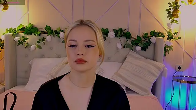 Snapshot of EllyLinn chatting on 04-23-26, 04:42 EllyLinn online show from 04-23-26, 04:42
