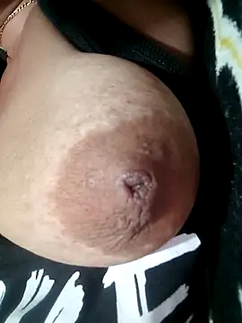 Snapshot of Hotmommax chatting on 10-07-25, 08:17 Hotmommax online show from 10-07-25, 08:17