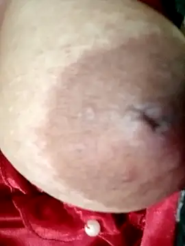 Snapshot of Hotmommax chatting on 10-29-25, 05:47 Hotmommax online show from 10-29-25, 05:47