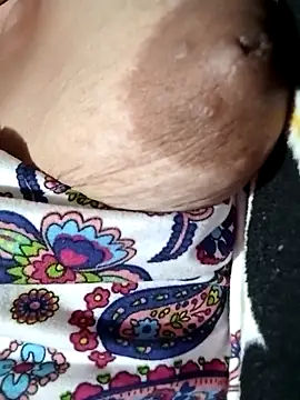 Snapshot of Hotmommax chatting on 12-05-25, 07:21 Hotmommax online show from 12-05-25, 07:21