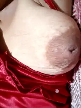 Snapshot of Hotmommax chatting on 01-18-26, 06:01 Hotmommax online show from 01-18-26, 06:01