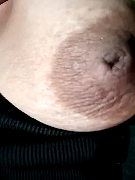 Snapshot of Hotmommax chatting on 02-02-26, 08:40 Hotmommax online show from 02-02-26, 08:40