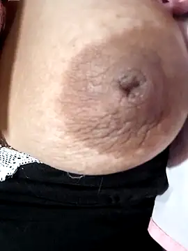 Snapshot of Hotmommax chatting on 02-11-26, 09:31 Hotmommax online show from 02-11-26, 09:31