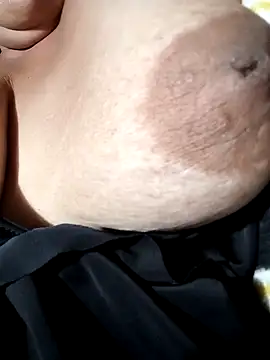 Snapshot of Hotmommax chatting on 02-13-26, 08:16 Hotmommax online show from 02-13-26, 08:16