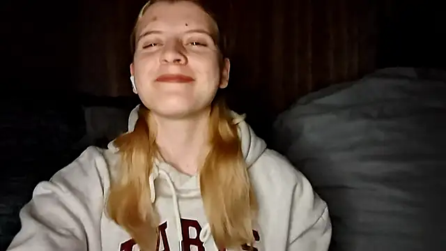 LynteriLain online show from 10-19-25, 08:20