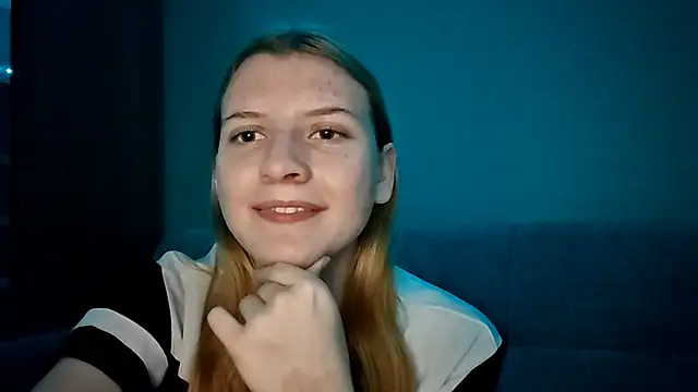 LynteriLain online show from 11-28-25, 03:20