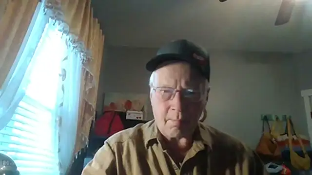 Snapshot of Farmall400 chatting on 12-15-25, 02:32 Farmall400 online show from 12-15-25, 02:32