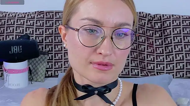 MysticRoxanne online show from 11-23-25, 03:01