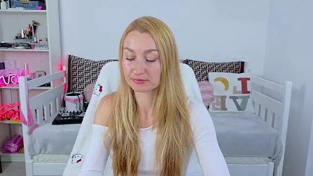 MysticRoxanne online show from 12-21-25, 10:44