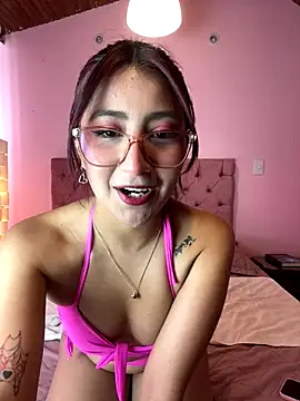 Snapshot of saramooon chatting on 11-18-25, 02:43 saramooon online show from 11-18-25, 02:43