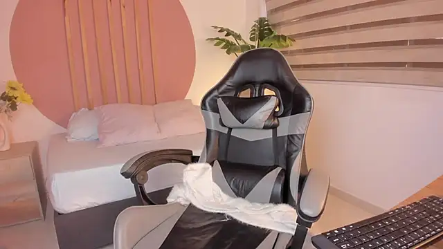 Snapshot of mia_curry chatting on 10-06-25, 08:06 mia curry online show from 10-06-25, 08:06