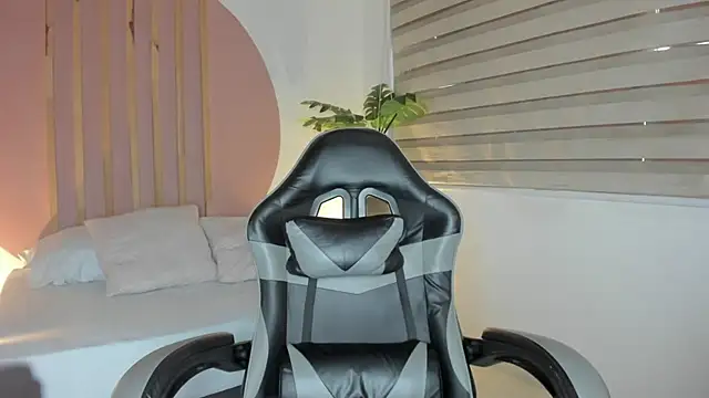 Snapshot of mia_curry chatting on 10-13-25, 07:03 mia curry online show from 10-13-25, 07:03