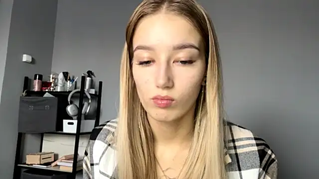 Snapshot of SweetCatherine chatting on 10-15-25, 06:02 SweetCatherine online show from 10-15-25, 06:02