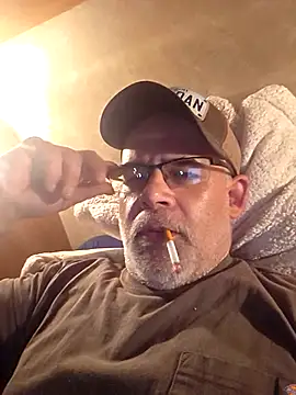 Snapshot of DeeBestEver chatting on 11-24-25, 04:56 DeeBestEver online show from 11-24-25, 04:56