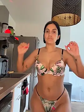 LaPetiteKim online show from 10-16-25, 12:17