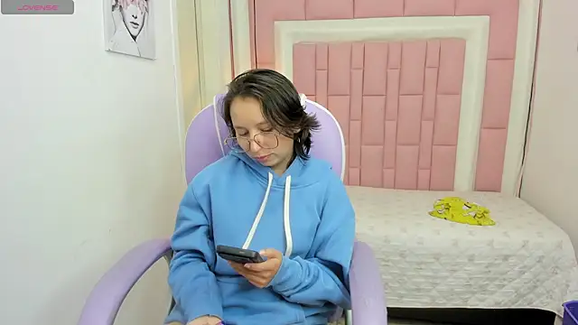 Klaret Toy online show from 04-15-26, 01:07