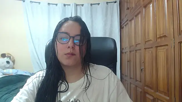 Snapshot of Venus_cat_ chatting on 04-12-26, 01:43 Venus cat online show from 04-12-26, 01:43