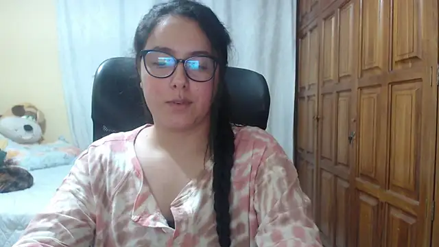 Snapshot of Venus_cat_ chatting on 04-14-26, 02:50 Venus cat online show from 04-14-26, 02:50