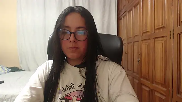 Snapshot of Venus_cat_ chatting on 04-24-26, 03:09 Venus cat online show from 04-24-26, 03:09